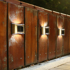 Aplica solara LED Practicpentrucasa, ABS/Policarbonat, rezistenta la apa IP65, 6 LED-uri, pentru perete, trepte, borduri, terasa, 1.2V, 600mah, 10 x 6.5 cm, doua moduri de prindere, lumina alb calda, gri