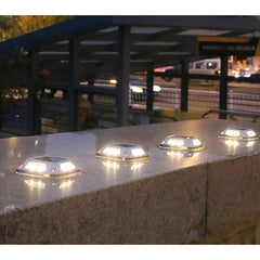 Lampa solara LED pentru gradina Practicpentrucasa, 8 LED-uri, prindere de perete sau impamantare, IP65, forma patrat, material ABS si Policarbonat, 9 x 9 cm, baterie 1.2V, 600 mah, alb rece