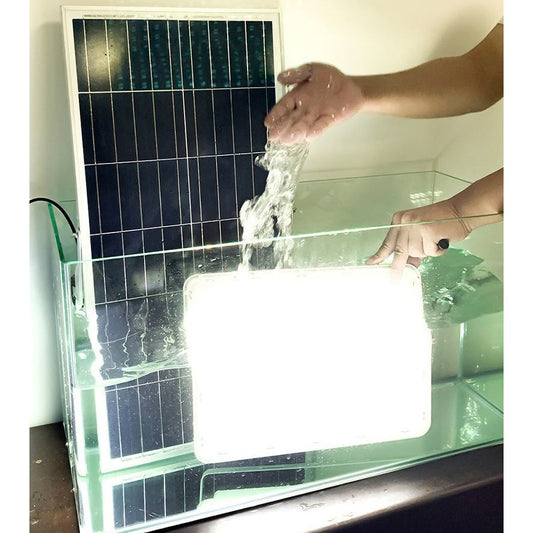 Proiector LED cu Panou Solar Practicpentrucasa, Senzor de lumina Waterproof, 100W, 23x18 cm, suport U inclus, panou afisaj nivel baterie, telecomanda, 220V, Design Modern, Alb